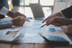 conferenza di lavoro, riunione del team di lavoro presente, colleghi investitori che discutono nuovi dati del grafico finanziario del piano sul tavolo dell'ufficio con laptop e tablet digitale, finanza, contabilità, investimenti. foto