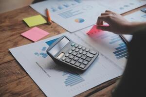 conferenza di lavoro, riunione del team di lavoro presente, colleghi investitori che discutono nuovi dati del grafico finanziario del piano sul tavolo dell'ufficio con laptop e tablet digitale, finanza, contabilità, investimenti. foto