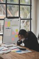 stressato stanco attività commerciale contabile uomo. pigro triste lavoratore foto