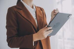 bellissimo femmina chiamata centro operatore Lavorando su computer nel ufficio foto