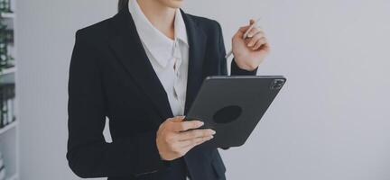 bellissimo femmina chiamata centro operatore Lavorando su computer nel ufficio foto