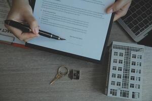 vero tenuta agente e cliente firma contrarre per acquistare Casa, assicurazione o prestito vero immobiliare.affitto un' casa, prendi assicurazione o prestito vero tenuta o proprietà. foto