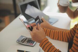 lavoro di squadra con attività commerciale persone analisi costo grafico su il scrivania nel il incontro camera. il attività commerciale squadra discusso incontri e riunione strategie. trattativa, analisi, discussione foto