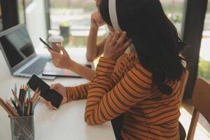 lavoro di squadra con attività commerciale persone analisi costo grafico su il scrivania nel il incontro camera. il attività commerciale squadra discusso incontri e riunione strategie. trattativa, analisi, discussione foto