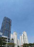 surabaya, est Giava, Indonesia - luglio 02 2023 - luogo d'acqua appartamento edificio nel ptc pakuwon commercio centro centro commerciale con bellissimo nube cielo sfondo foto