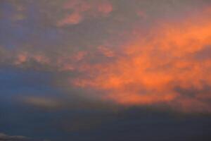 bellissimo panoramico blu arancia Cloudscape nuvoloso cielo sfondo foto