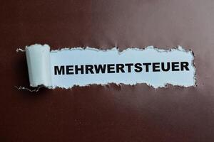 concetto di mehrwertsteuer testo scritto nel strappato carta. foto