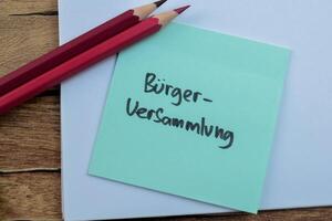 concetto di hamburger versammlung nel linguaggio Germania Scrivi su appiccicoso Appunti isolato su di legno tavolo. foto
