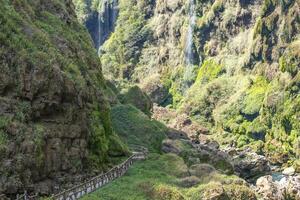 maling lui gola cascata canyon nel guizhou. carsico paesaggio regione estremo per escursioni a piedi e a piedi nel naturale parco foto