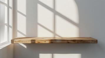 design concetto - vuoto di legno mensola su bianca parete con finestra ombra, davanti Visualizza. Prodotto Schermo demo modello foto