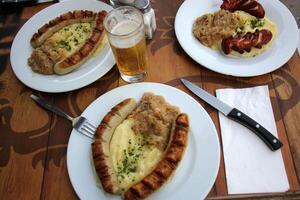 tavolo nel un' ristorante con un' varietà di spuntini e cibo. foto