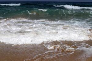 il colore di acqua nel il mediterraneo mare nel superficiale acqua. naturale astratto sfondo. foto