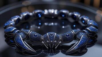 un spigoloso, futuristico a forma di scorpione braccialetto con neon blu zaffiri e lucidato argento. foto