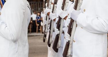 parata di marines Tenere un' fucili di guerra. foto