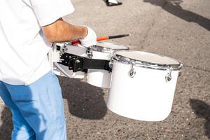 mani di un' persona giocando un' gruppo musicale strumento. foto