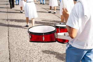 mani di un' percussionista giocando un strumento nel un' parata. foto