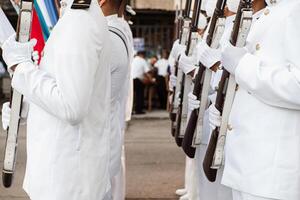 parata di marines Tenere un' fucili di guerra. foto