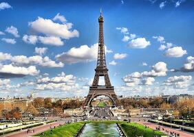 un' bellissimo immagine di il eiffel Torre nel Parigi, il capitale di Francia, con un' meraviglioso sfondo nel meraviglioso naturale colori foto