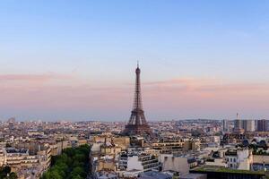 un' bellissimo immagine di il eiffel Torre nel Parigi, il capitale di Francia, con un' meraviglioso sfondo nel meraviglioso naturale colori foto