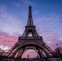 un' bellissimo immagine di il eiffel Torre nel Parigi, il capitale di Francia, con un' meraviglioso sfondo nel meraviglioso naturale colori foto