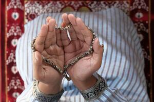 alto angolo Visualizza di musulmano uomo mano preghiere per Ramadan foto