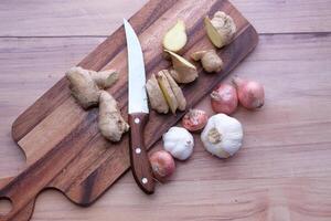 Zenzero, aglio e cipolla su chopping tavola. foto