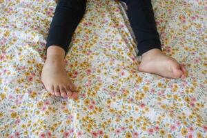 primo piano dei piedi asciutti del bambino sul letto, foto