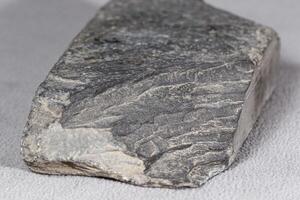 il sinistra lato di grigio piatto mattone sagomato roccia trovato molti anni fa foto
