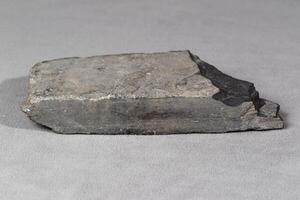 il parte inferiore di grigio piatto mattone sagomato roccia trovato molti anni fa foto
