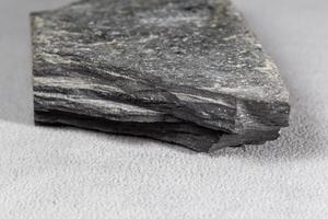 il giusto lato di grigio piatto mattone sagomato roccia trovato molti anni fa foto