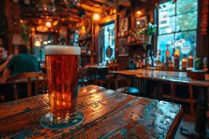 freddo birra nel un' bicchiere, vicino su nel un' buio pub con leggero su esso foto