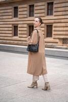 giovane bellissimo donna indossare cappotto a piedi nel il città centro di praga, ceco repubblica, Europa foto
