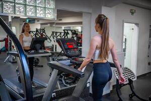 giovane donna andando su routine macchina nel fitness club. . alto qualità foto