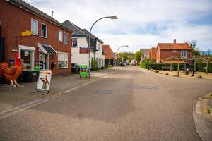 diepenheim, Olanda - aprile 7, 2024. persone seduta a il bar e ristoranti, a piedi su il strada di villaggio diepenheim su il nord ovest costa di Olanda. alto qualità foto