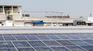 solare cellula azienda agricola eco energia con industria fabbrica sfondo foto