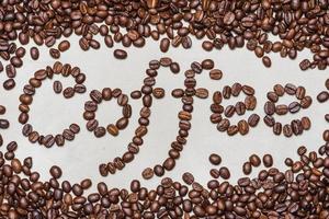 la parola caffè è composta da chicchi di caffè.su uno sfondo bianco. copia spazio parola caffè foto