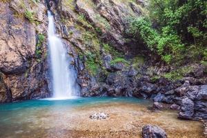 sfondo naturale paesaggio foto jogkradin nella foresta profonda a kanchanaburi in thailandia. cascata di smeraldo, viaggio nella natura, viaggio relax, viaggio in thailandia, foto di cascate, foto di paesaggi.