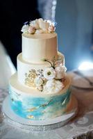 torta nuziale bianca al matrimonio degli sposi foto
