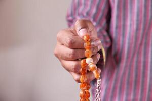 musulmano uomo preghiere durante Ramadan foto