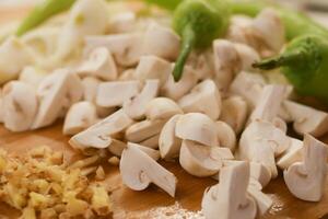 fetta di fresco champignons fungo su un' chopping tavola foto