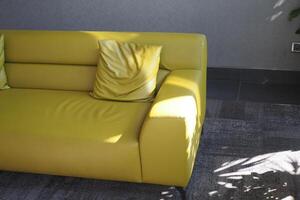 moderno giallo divano con cuscini nel vivente camera a casa foto