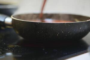 cucinando padella su elettrico fornello, elettrico stufa è riscaldato per rosso. foto