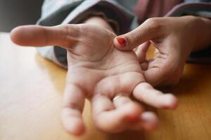 mani di giovani donne che soffrono di dolore al polso, foto