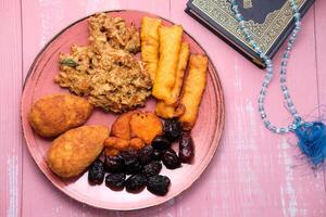 alto angolo Visualizza di Ramadan cibo nel un' piatto foto