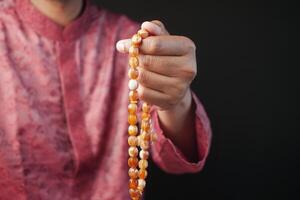 l'uomo musulmano tiene la mano nei gesti di preghiera durante il ramadan, primo piano foto