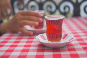 tradizionale Turco tè su bianca tavolo . foto