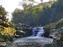 cascate con in montagna con natura colorata foto