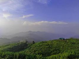 collina verde con un bellissimo cielo mattutino foto