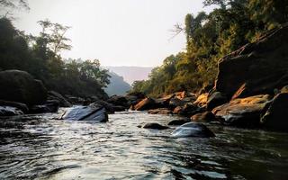 cascata nella natura di montagna foto