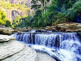 cascate in montagna foto